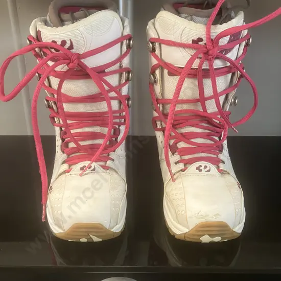 Thirty Two Prospect Snowboard Boots Women Size 6