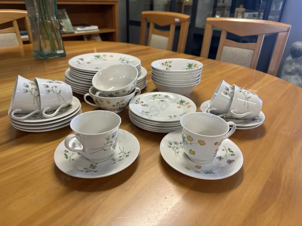 Royal Doulton 'Spingtime' Dinner Ware Image 1++