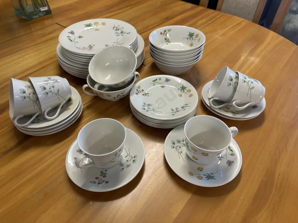 Royal Doulton 'Spingtime' Dinner Ware Image 1++