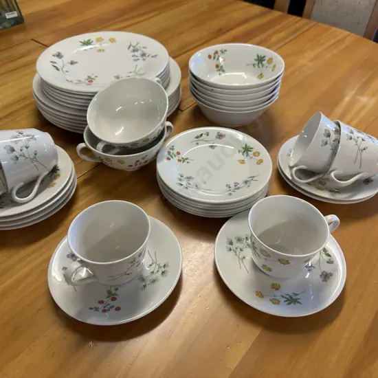 Royal Doulton 'Spingtime' Dinner Ware