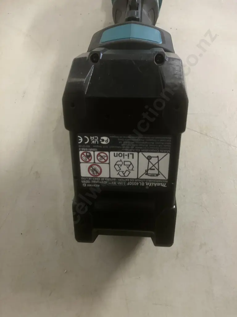 Makita XGT 40V Brushless 125mm Paddle Switch Grinder GA013G With 5.0Ah Battery (No Charger) Image 1++