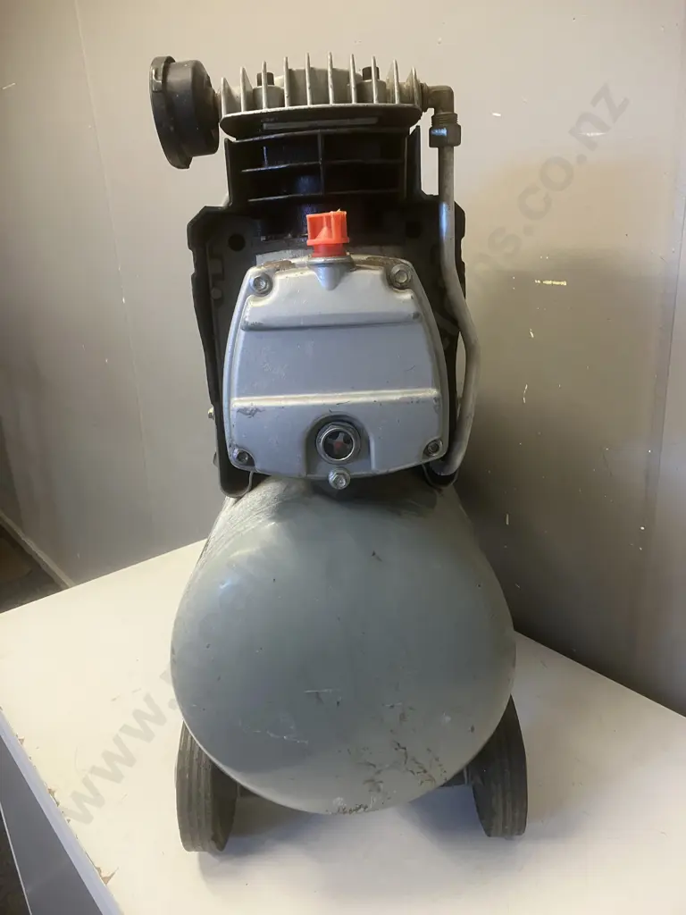 Super Works 2HDD 21L Air Compressor, 2HP / 1500W. 77 (L/Min) Image 1++