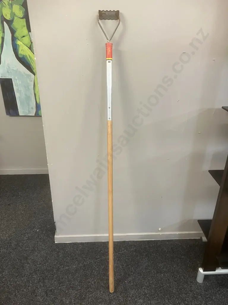 WOLF-Garten Multi-Star Push Pull Weeder With Wooden Multi-Star Handle Image 1++