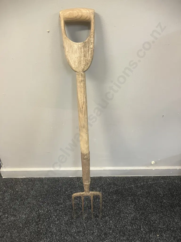 Vintage Wooden D Handle 4 Tine garden Fork. 81cm Image 1++