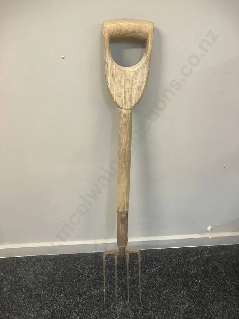 Vintage Wooden D Handle 4 Tine garden Fork. 81cm Image 1++