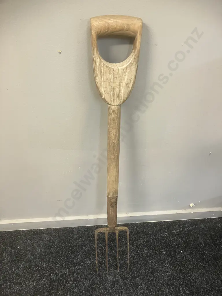 Vintage Wooden D Handle 4 Tine garden Fork. 81cm Image 1++
