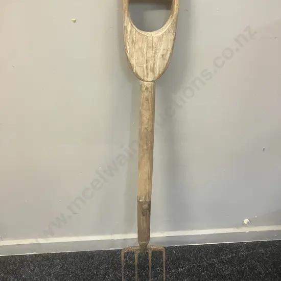 Vintage Wooden D Handle 4 Tine garden Fork. 81cm
