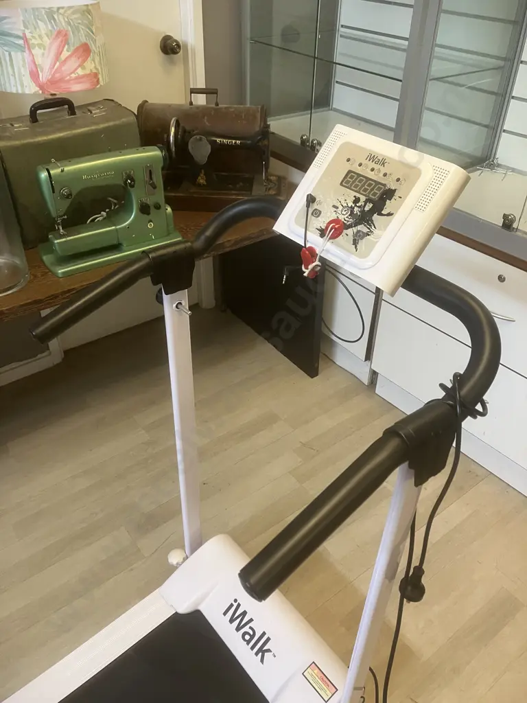 iWalk Electric Treadmill Model E318W Image 1++