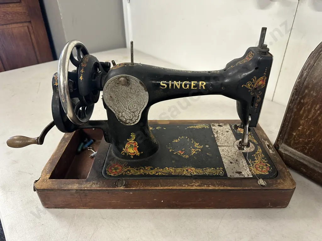 Vintage Singer Sewing Machine In Bentwood Case With Key Serial Number Y143713 Image 1++