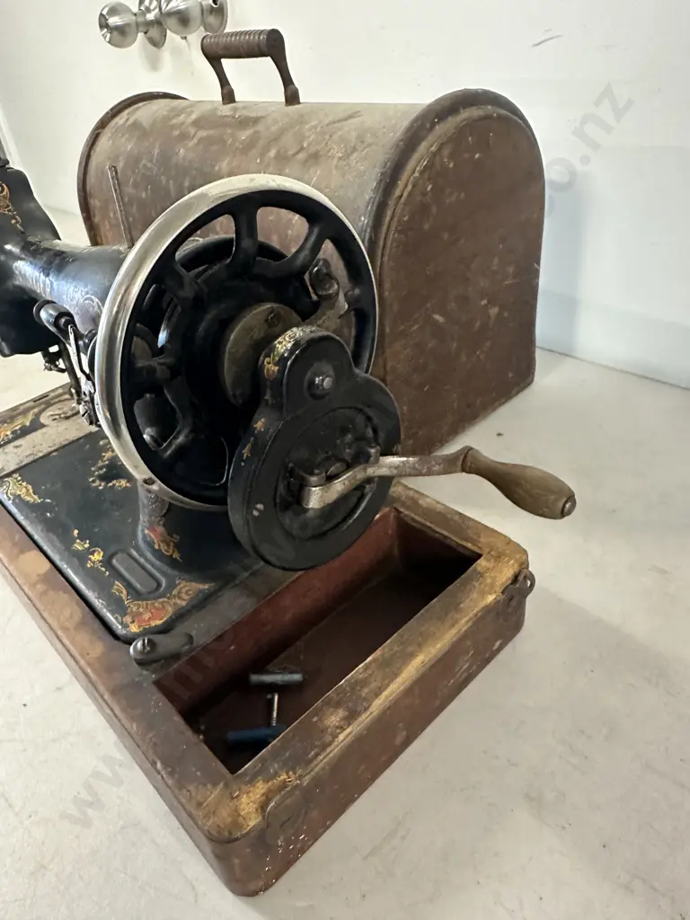 Vintage Singer Sewing Machine In Bentwood Case With Key Serial Number Y143713 Image 1++