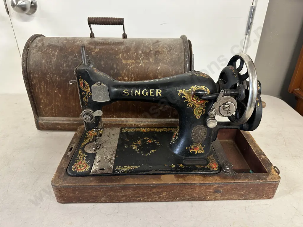 Vintage Singer Sewing Machine In Bentwood Case With Key Serial Number Y143713 Image 1++