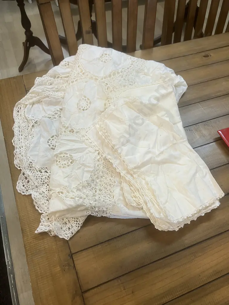 Handmade Turkish Oval Table Cloth (230 x 140cm) & Napkins (AF) With Pair of Platters Image 1++