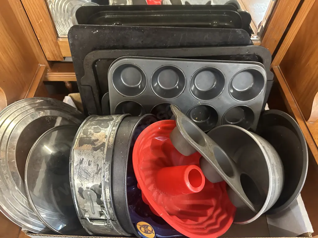 Box Of Assorted Bakeware Items Image 1++