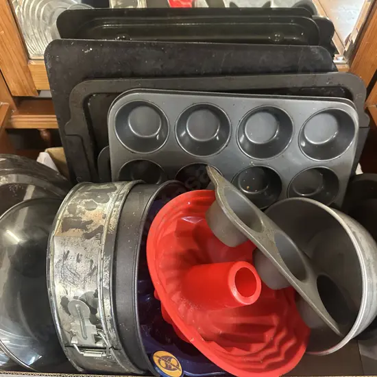 Box Of Assorted Bakeware Items