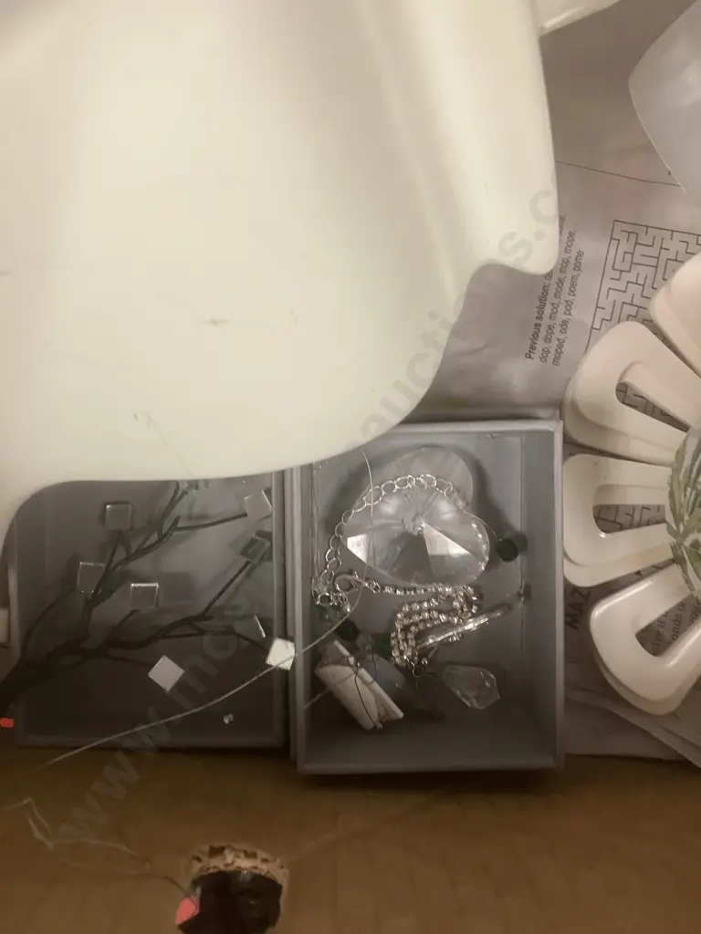 Box Lot Including Lamps Image 1++