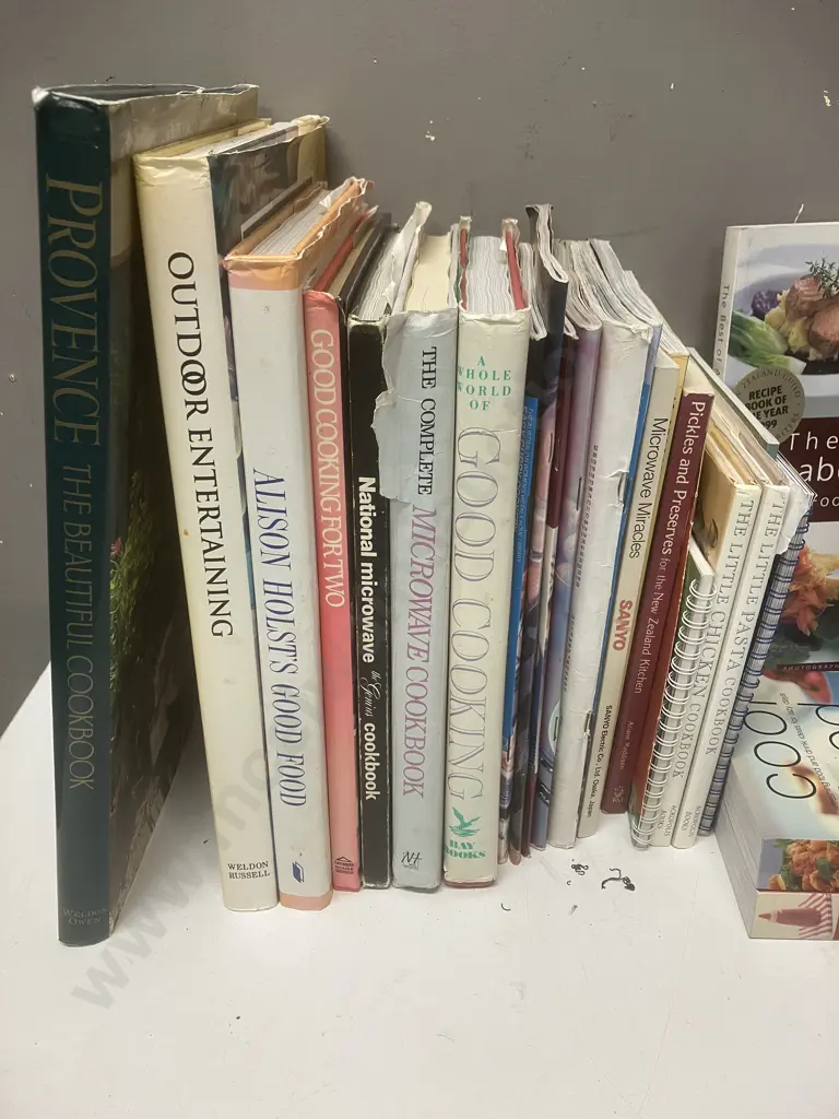 Anko AF606 Roaster (Air Fryer) With Assorted Cookbooks Including Annabel Langbein Image 1++