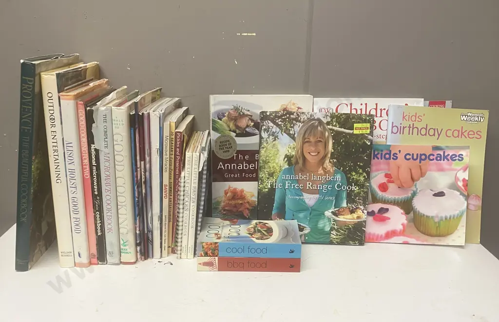 Anko AF606 Roaster (Air Fryer) With Assorted Cookbooks Including Annabel Langbein Image 1++