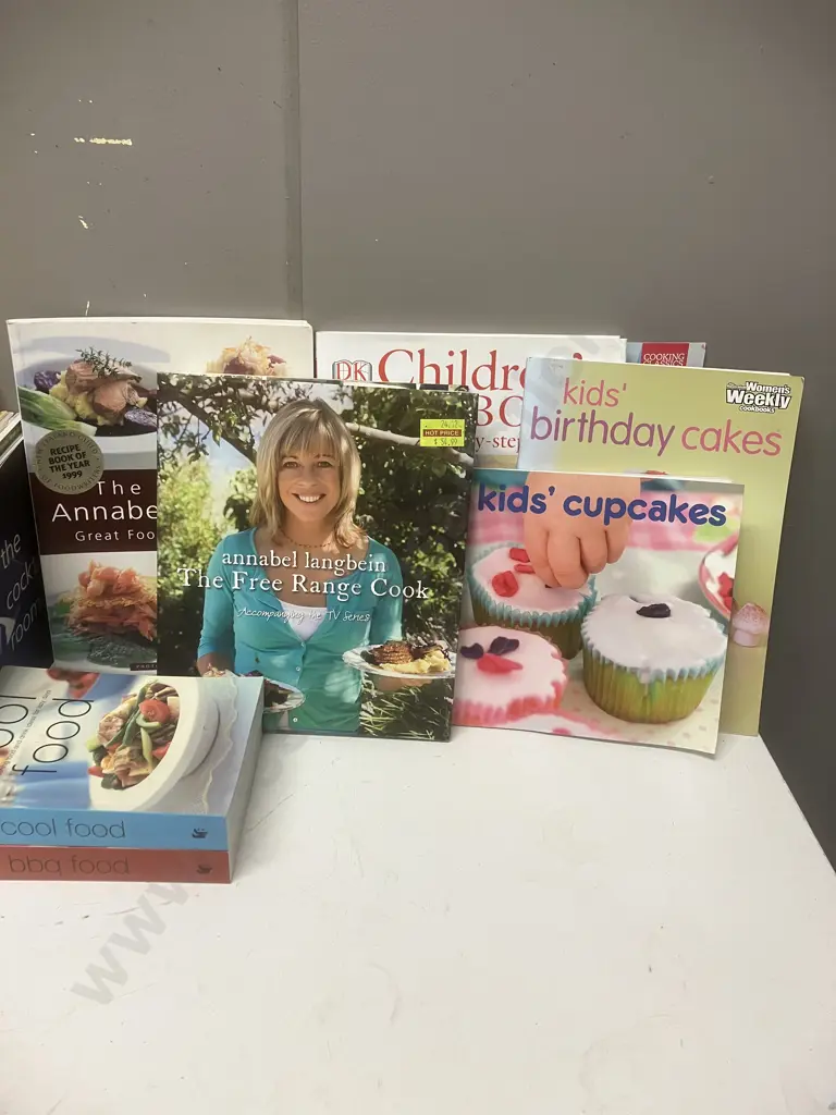 Anko AF606 Roaster (Air Fryer) With Assorted Cookbooks Including Annabel Langbein Image 1++