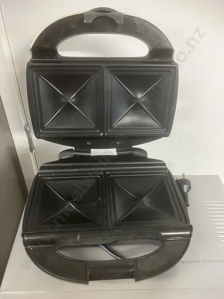 Russell Hobbs Slow Cooker, Sunbeam Pizza Bake & Grill, Breville The Big One Sandwich Maker Image 1++
