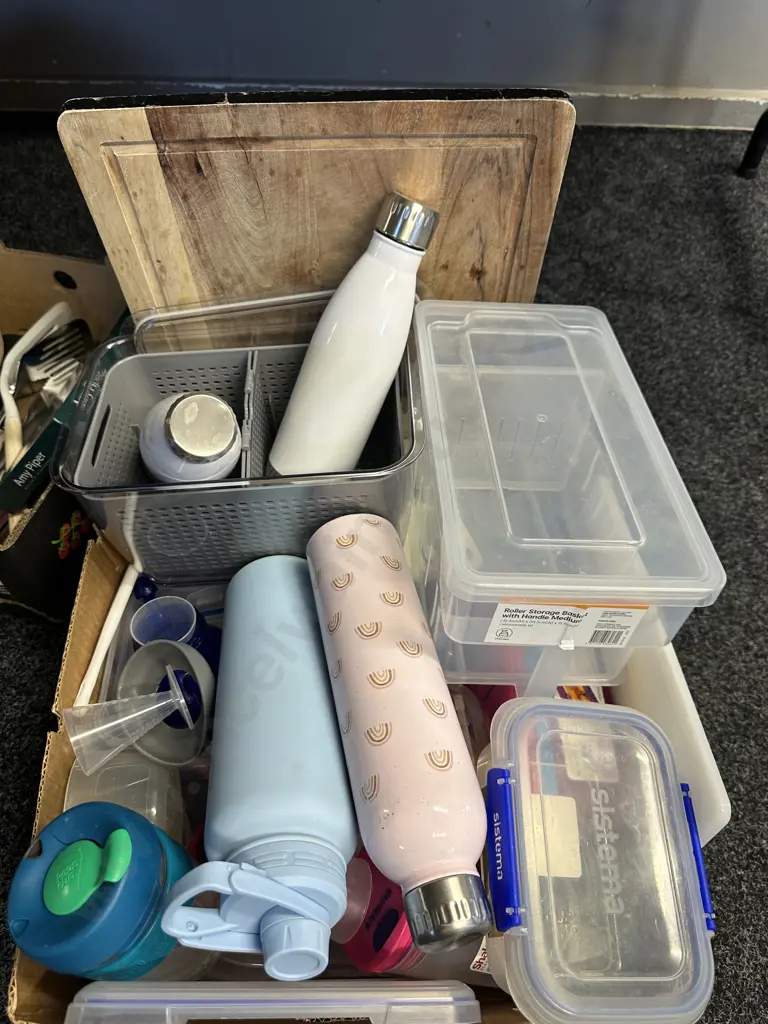 Box Lot Of Plastic Ware Etc Image 1++