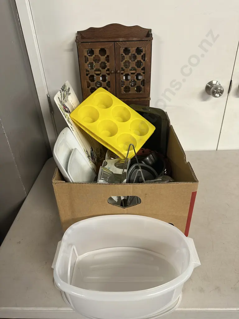Kitchenware Assorted Including Tupperware, Vintage, Spice Rack Etc Image 1++