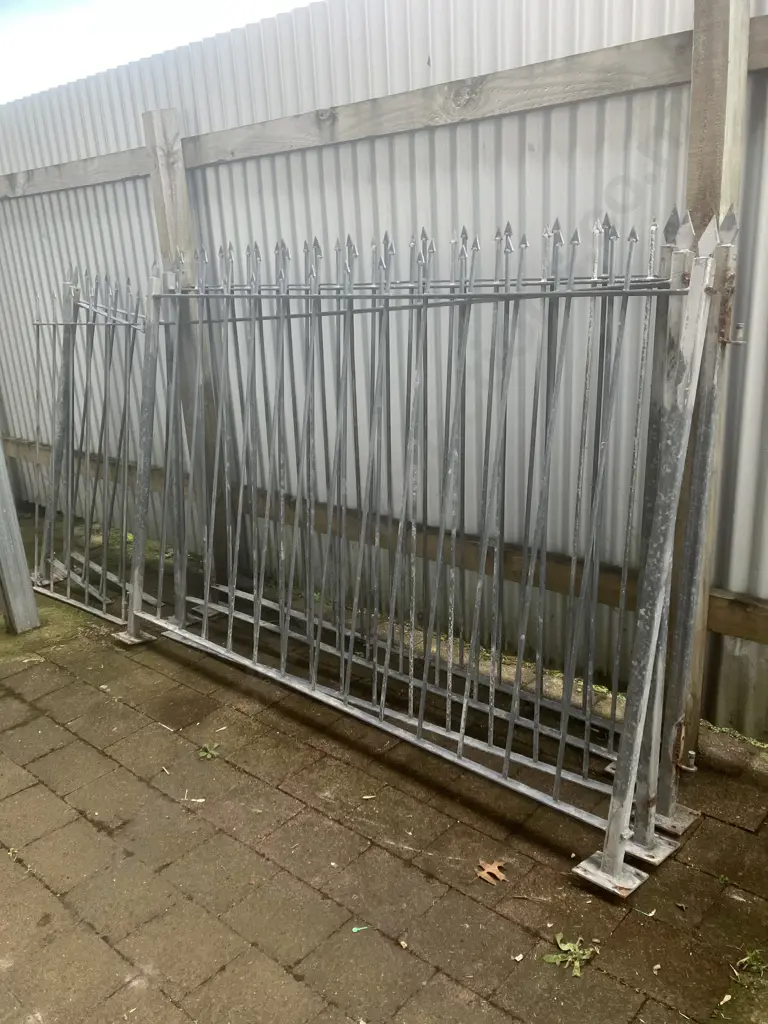 Galvanised Steel Fence Panels With Arrow Finials - H 1.4m, 4 x 2m (Approx) & 3 Smaller Panels Image 1++