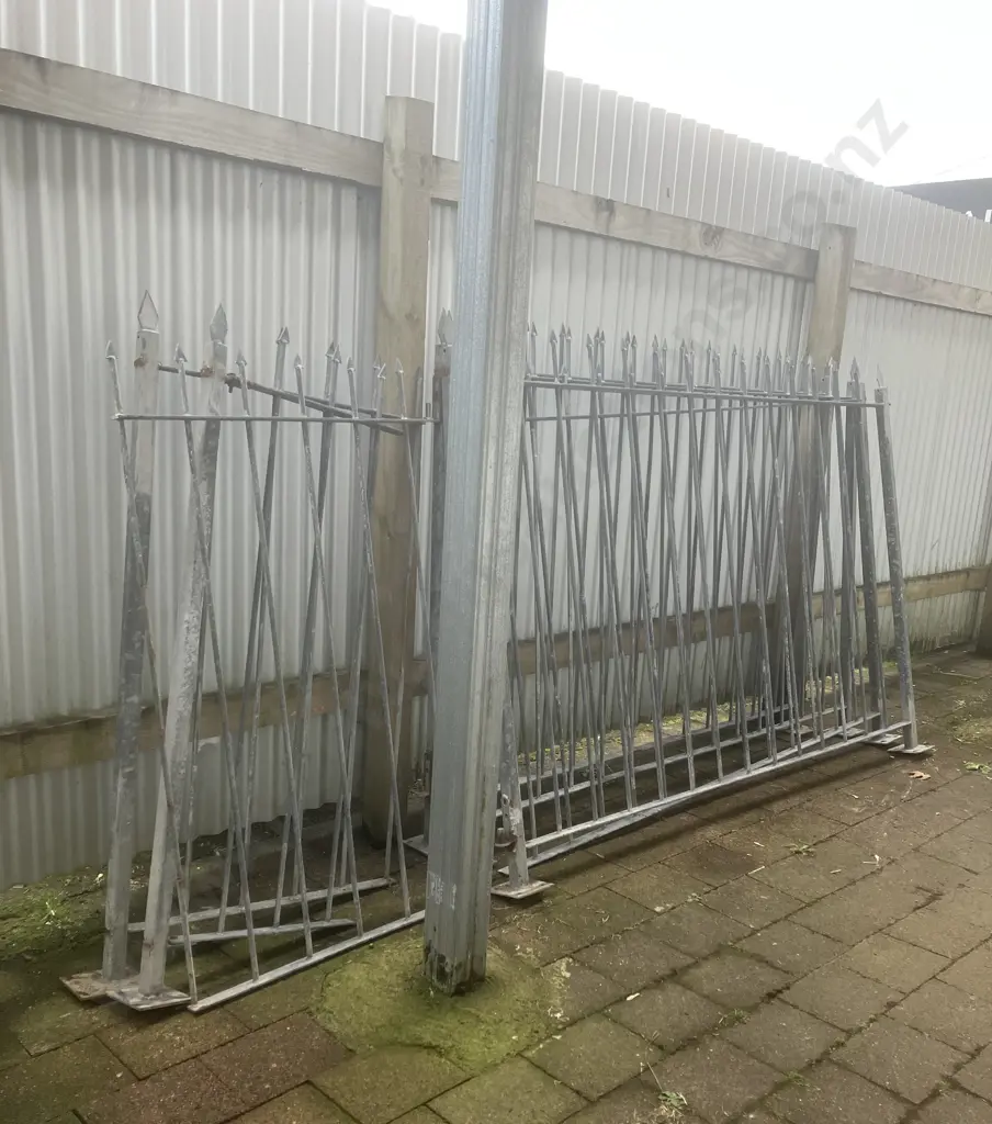 Galvanised Steel Fence Panels With Arrow Finials - H 1.4m, 4 x 2m (Approx) & 3 Smaller Panels Image 1++