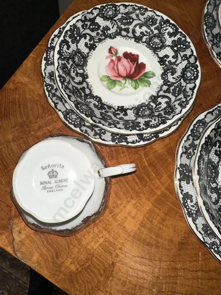 Royal Albert Senorita Including 9 Trios With Spare Plate & Saucer Image 1++