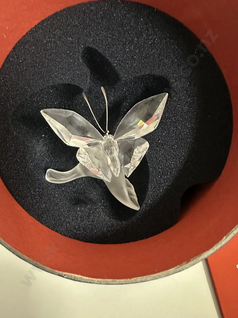 Swarovski Crystal Butterfly On Leaf (Clear & Frosted) #182920  “In the Secret Garden”,(1994-2011) (Boxed With COA) Image 1++