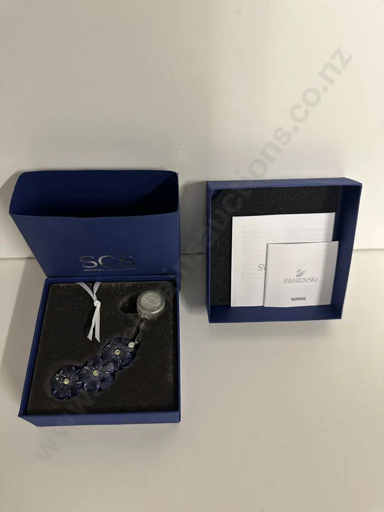 Swarovski Crystal 2011 SCS Joining / Renewal Gift - Artic Flower Ornament #1055006 With Original Box Image 1++