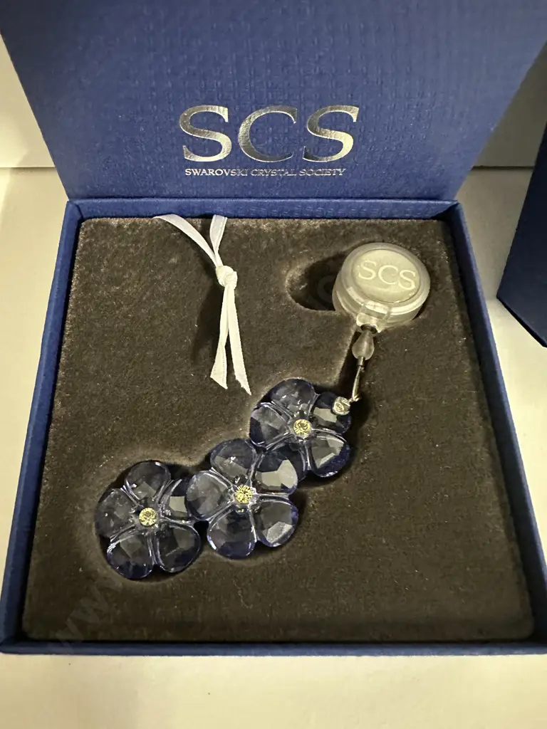 Swarovski Crystal 2011 SCS Joining / Renewal Gift - Artic Flower Ornament #1055006 With Original Box Image 1++