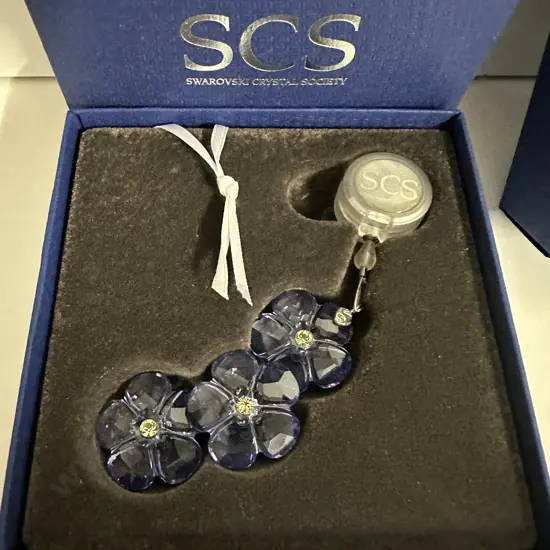 Swarovski Crystal 2011 SCS Joining / Renewal Gift - Artic Flower Ornament #1055006 With Original Box