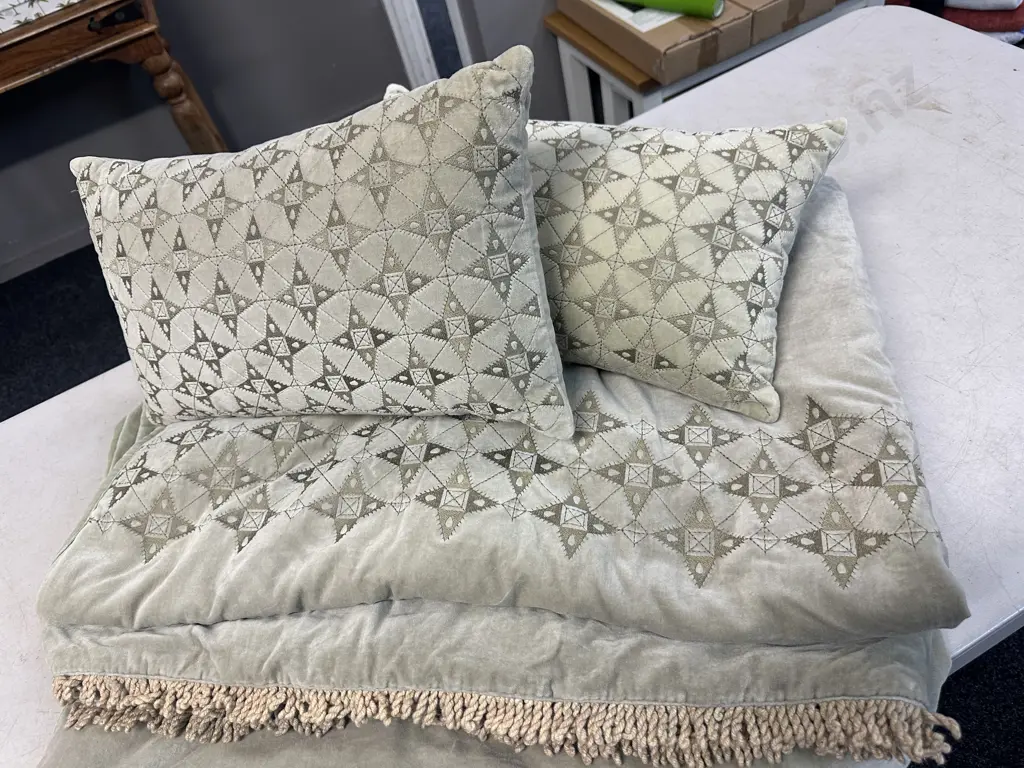 bianca lorenne Throw With Rectangular Cushions Image 1++