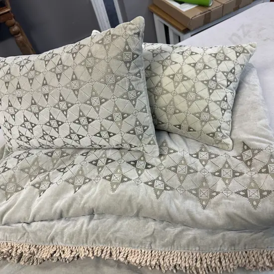 bianca lorenne Throw With Rectangular Cushions