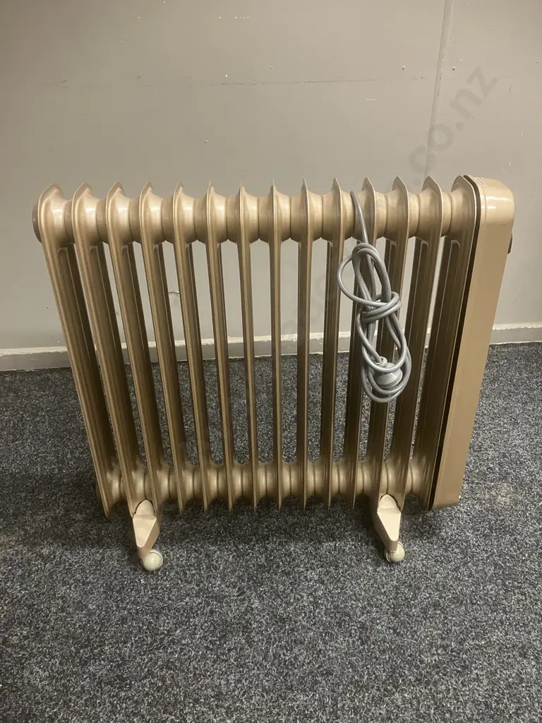 Retro 13 Fin Oil Heater, Metallic Brown Colour (Missing Bolt On One Wheel) Image 1++