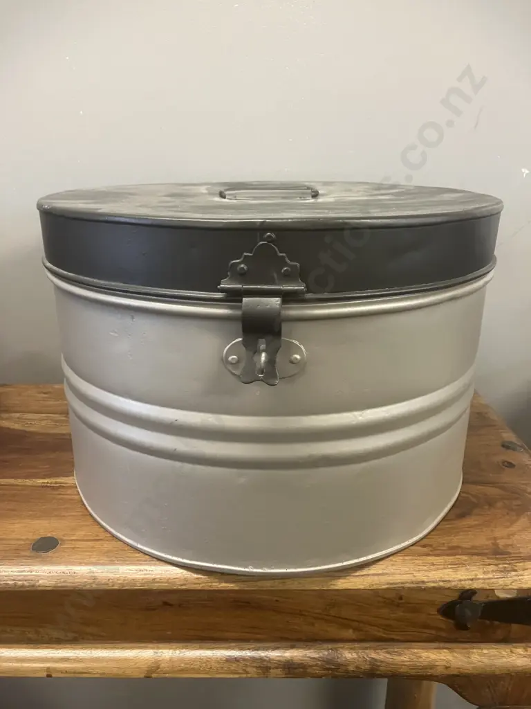 Vintage Metal Hat Box. 27.5 x 41.5cm Image 1++