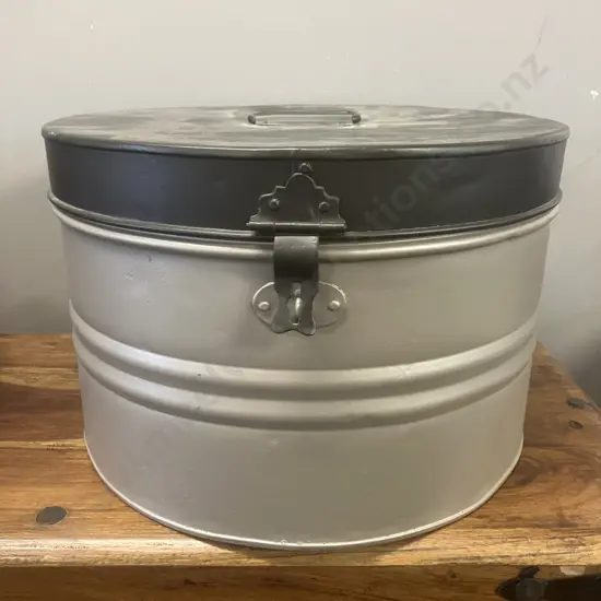 Vintage Metal Hat Box. 27.5 x 41.5cm