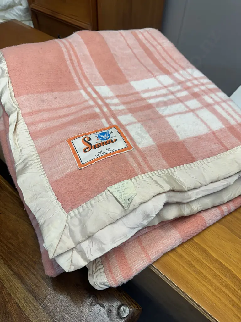 Vintage Swan Blanket Pink & White Cream Satin Edge. 203 x 254cm Image 1++
