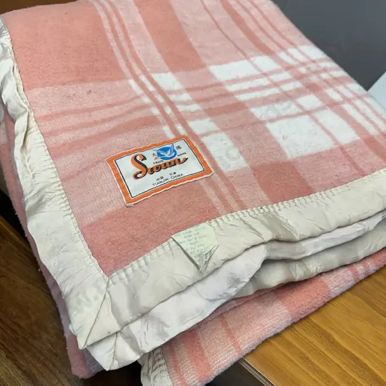 Vintage Swan Blanket Pink & White Cream Satin Edge. 203 x 254cm