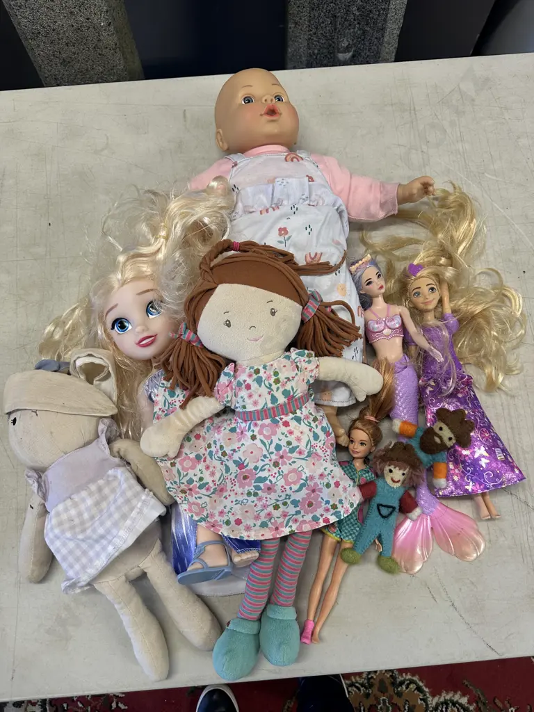 Box lot Assorted Dolls Image 1++