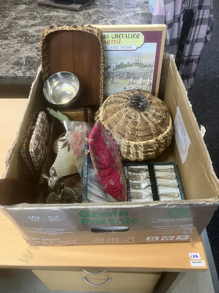 Assorted Vintage Items Image 1++