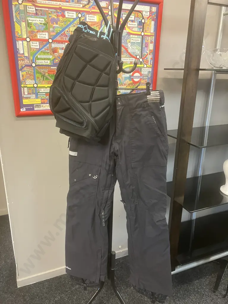 Section Snowboard Pants Size S & Pro-Tec IPS Hip Pads Womens Size S Image 1++