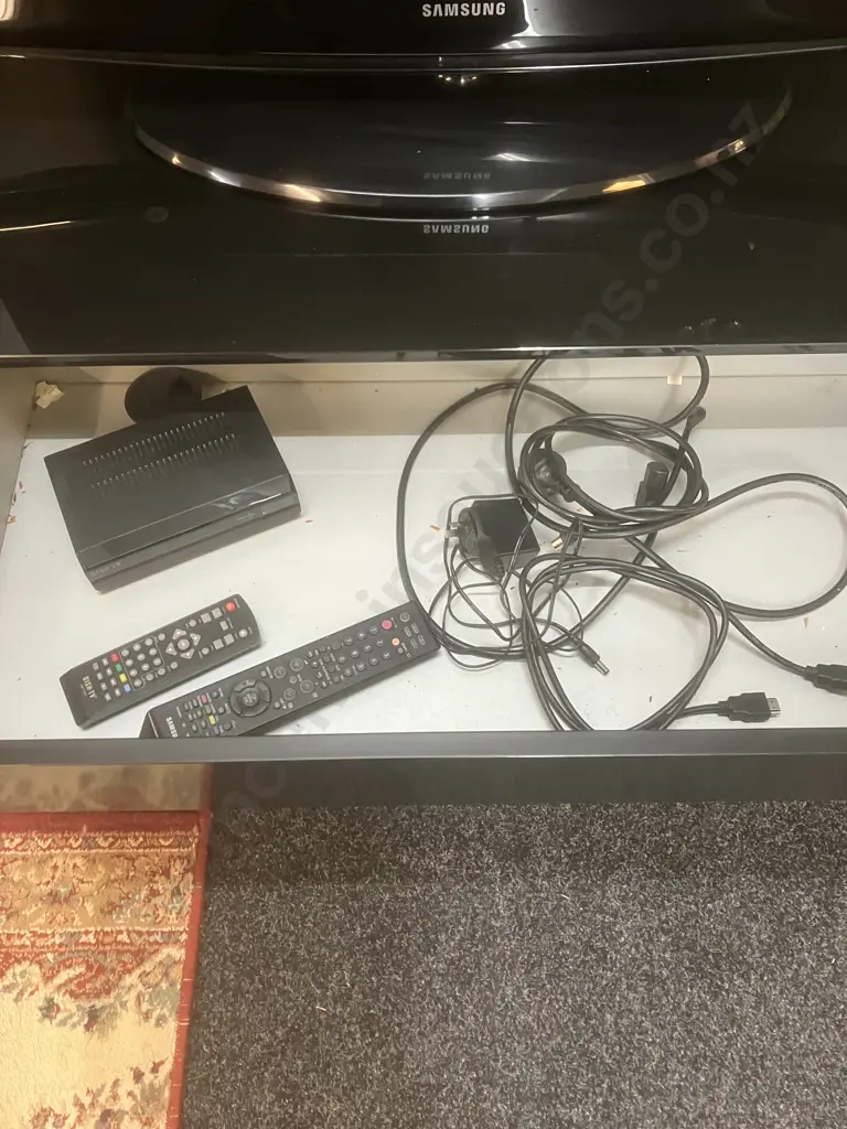 Samsung LA40R81B 40" TV With R/C, DishTV Freeview Box, Black Glass Top TV Unit, 1 Drawer, Glass Shelf. H50 W120 D46cm Image 1++