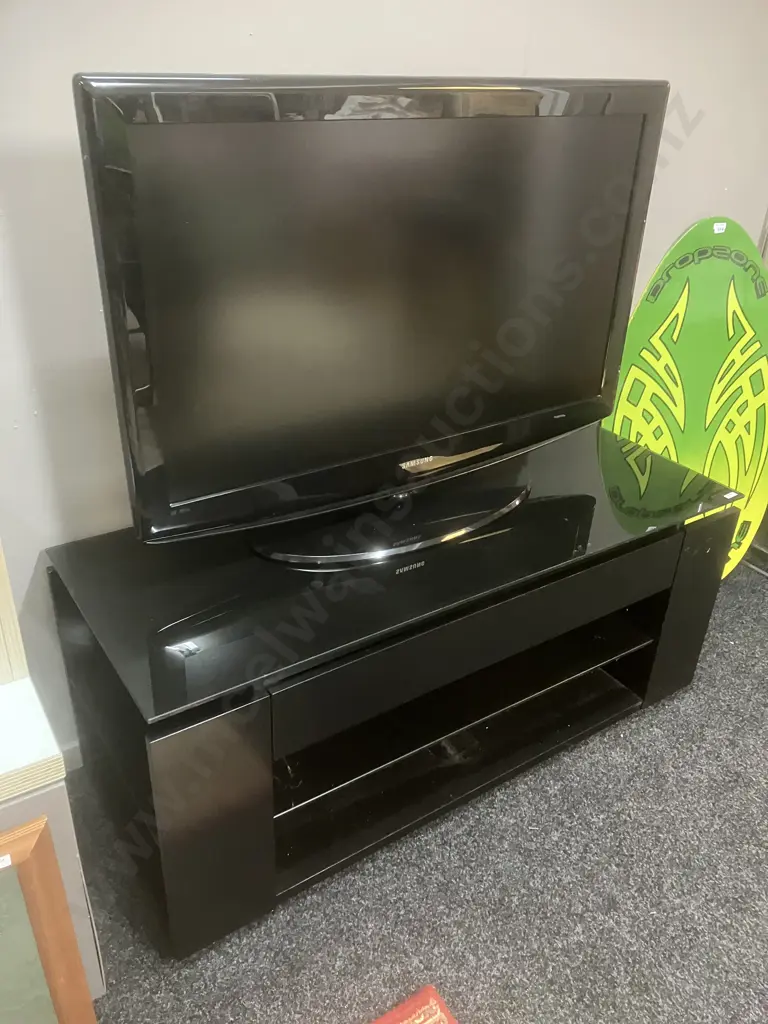 Samsung LA40R81B 40" TV With R/C, DishTV Freeview Box, Black Glass Top TV Unit, 1 Drawer, Glass Shelf. H50 W120 D46cm Image 1++