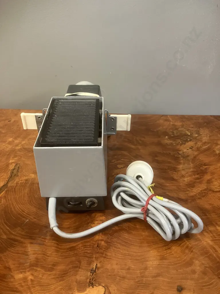 Leitz Wetzlar (Germany) Pradix Slide Projector, Elmaron 1:2.8/85mm Lens. With Knox Panorama Projection Screen (USA) Image 1++