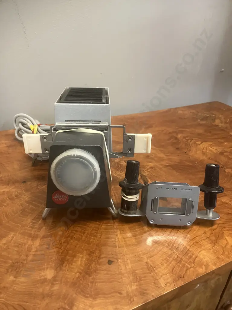 Leitz Wetzlar (Germany) Pradix Slide Projector, Elmaron 1:2.8/85mm Lens. With Knox Panorama Projection Screen (USA) Image 1++