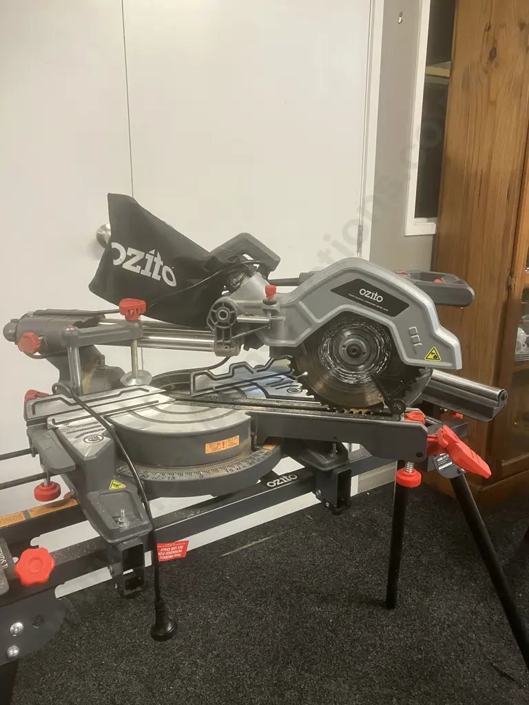 Ozito 1600W Sliding Compound Mitre Saw With Stand SCMS-1621MS Image 1++