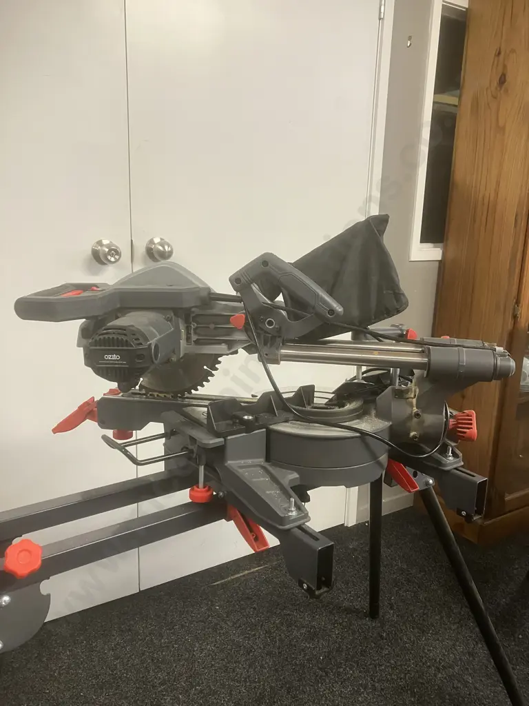 Ozito 1600W Sliding Compound Mitre Saw With Stand SCMS-1621MS Image 1++