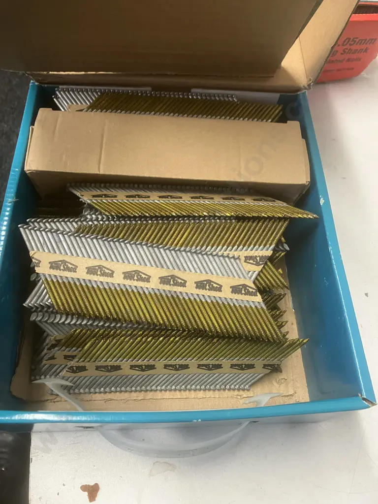 Senco Collated Nails 75mmx3.05mm Galv Ring Shank, Toolshed Framing Nails Galv 90mm 34 & 65mm Annular Groove 34 Image 1++