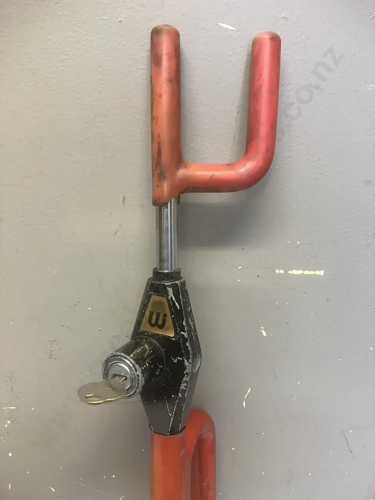 3 x The Club Steering Locks With Keys Image 1++